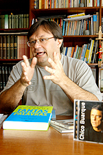 O professor de literatura Fernando Marcílio Lopes Couto, autor da pesquisa: "Chico trocou a exclamação pela interrogação" (Foto: Antoninho Perri)