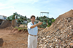 O empresário José Wilson Vedroni na usina de reciclagem de Vinhedo: resíduo passa por britador, é peneirado e separado por categoria (Fotos: Antoninho Perri)