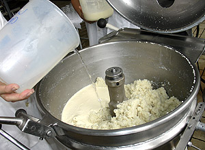 Processo de prensagem da massa e mistura de ingredientes (Foto: Divulgação)