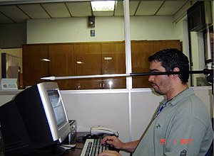 Seta indica posição correta do monitor (Foto: Divulgação)