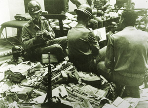 Militares apreendem livros considerados “subversivos” logo após o golpe de 1964, em São Paulo (Foto: Agência Estado/Arquivo)