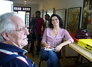 O cenógrafo Pierino Massenzzi presta depoimento a Ana Carolina Maciel (Fotos: Divulgação/Antoninho Perri)