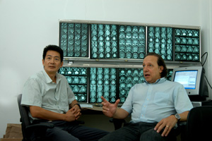 O neurologista Li Li Min, professor da FCM, e o físico Roberto Covolan, do IFGW: programa já conta com 180 colaboradores catalogados (Foto: Antoninho Perri)