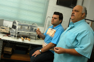O professor Nelson Luis Cappelli (à direita), orientador, e Carlos Eduardo Bites Romanini: interação entre fenômenos físicos e bioquímicos (Foto: Antoninho Perri)