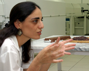 Priscilla Efraim, autora da tese, em laboratório do Ital: “Temos que seguir buscando cultivares cada vez mais resistentes” (Foto: Divulgação)