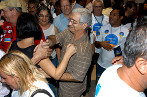 Fernando Costa é cumprimentado logo após a divulgação do resultado: candidato teve 60,97% dos votos válidos (Foto: Antoninho Perri)