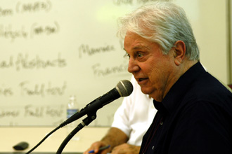O professor emérito Fausto Castilho, durante aula magna inaugural do curso de filosofia. Foto: Antonio Scarpinetti