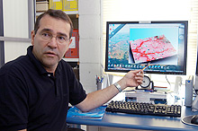 O professor Alvaro Crósta, do Instituto de Geociências: encontrando as feições específicas de uma cratera meteorítica (Fotos: Antônio Scarpinetti) 