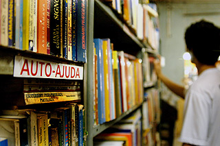 Obras de autoajuda expostos em livraria: no topo dos mais vendidos (Foto: Antoninho Perri)