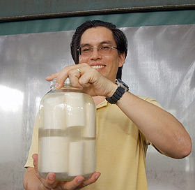 O engenheiro de alimentos Ernesto Quast: avaliando a velocidade de acidificação do produto (Foto: Antonio Scarpinetti) 