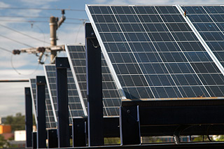 Paineis solares instalados no Instituto de Física “Gleb Wataghin”: geradores alternativos conectados à rede elétrica (Foto: Antonio Scarpinetti) 