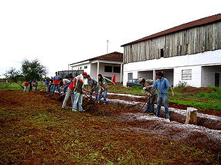 Aula de horticultura orgânica na Escola Técnica de Agricultura Familiar “Pedro Pomar”: desenvolvendo habilidades (Foto: Divulgação) 