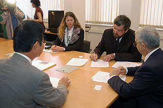 Maria Luiz Moretti, Ademar Seabra da Cruz Jr., Fernando Costa e Katsuhiko Haga durante assinatura do convênio: técnica inovadora (Foto: Antonio Scarpinetti)