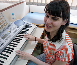 Fabiana Bonilha: código musical em braile (Foto: Talita Matias) 