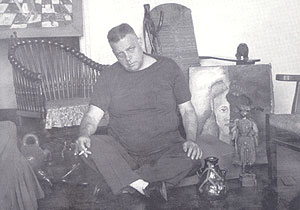 Oswald de Andrade com seus objetos prediletos, em foto feita por Novarro em 1952