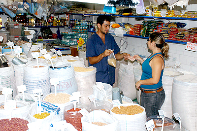 Banca no Mercado Municipal de Campinas: Pnad indica que parcela importante da população passou a assegurar renda para adquirir itens básicos da alimentação (Fotos: Antoninho Perri)