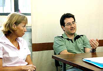 A professora Carmen Zink Bolognini e o lingüista Adilson Biazotto: jornalistas levam ao leitor a interpretação que fazem do fato (Foto: Antoninho Perri)