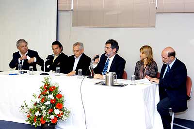 A mesa na primeira etapa do seminário sobre saúde na Região Metropolitana, que terá a segunda parte no dia 27 (Foto: Antoninho Perri)