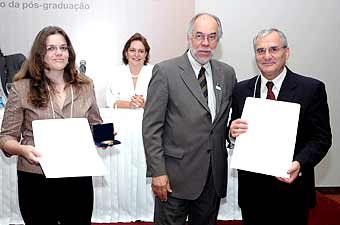 Márcia Maria Ripel com o professor Fernando Galembeck (dir.) na cerimônia de premiação em Brasília (Foto: Antoninho Perri)