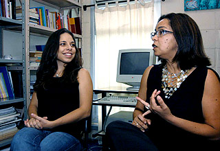 A aluna Marília Gessa (à esquerda), autora do trabalho, e a professora Anna Christina Bentes da Silva, orientadora: sonoridade, idéia e imagem  (Foto: Érica Guimarães)