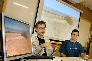 O professor Giorgio Basilici e Patrick Francisco Führ Dal’Bó: estudo sobre alternâncias climáticas (Foto: Antoninho Perri)