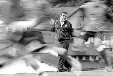 Carlos Alberto Parreira comanda treinamento da seleção brasileira antes da Copa do Mundo de 2006: competição foi objeto de análise (Foto: Arquivo) 