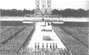 Comício na Alemanha nazista: fanatismo insuflando as massas 