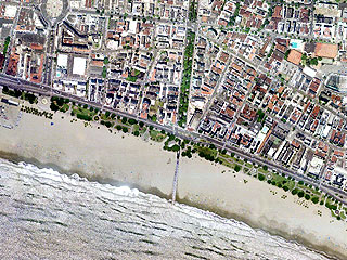 Foto de Santos tirada a partir de satélite: presença de população de mais alta renda se intensifica a partir da década de 90 (Foto: Divulgação)