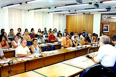 Reunião do Planes na sala do Conselho Universitário: lista de idéias levantadas pela comunidade acadêmica (Fotos: Antoninho Perri/Neldo Cantanti)