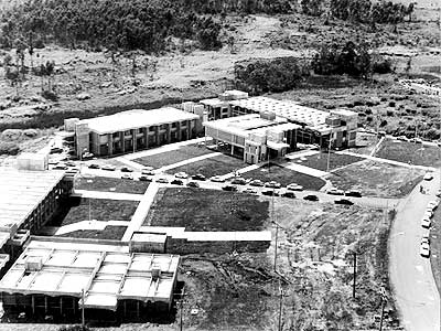 Vista aérea parcial do campus, com os prédios do IFCH e do IEL nos anos 1970: escola da Unicamp ganha traços singulares (Foto: Antoninho Perrii)