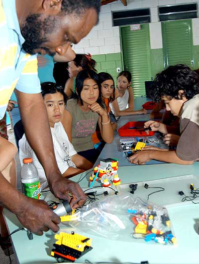 O pesquisador João Vilhete Viegas d’Abreu e seus robôs construídos com kits Lego, na Escola do Sítio (Foto: Antoninho Perri/Neldo Cantanti)