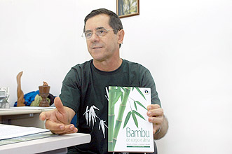 O professor Antonio Ludovico Beraldo, autor de Bambu de Corpo e Alma  (Foto: Antônio Scarpinetti)