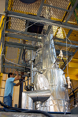 Reator em laboratório da FEM: único equipamento de leito fluidizado circulante em escala piloto em funcionamento em universidades brasileiras (Foto: Antoninho Perri)
