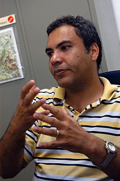 O professor Carlos Henrique Inácio Ramos, coordenador das pesquisas: esmiuçando as interações entre as proteínas (Fotos: Antoninho Perri)