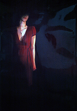 Mulher de Vermelho, de Thiago La Torre (Fotos: Antonio Scarpinetti)