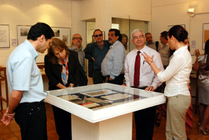 Após a cerimônia, o reitor Fernando Costa visita exposição em homenagem a Flávio de Carvalho no Cedae. (Foto: Talita Matias)