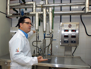 O engenheiro químico Jonas Nolasco Junior, autor da tese, ao lado de equipamento usado na pesquisa: Temos na verdade uma fábrica de vinhaça e não de etanol". (Foto: Antoninho Perri)