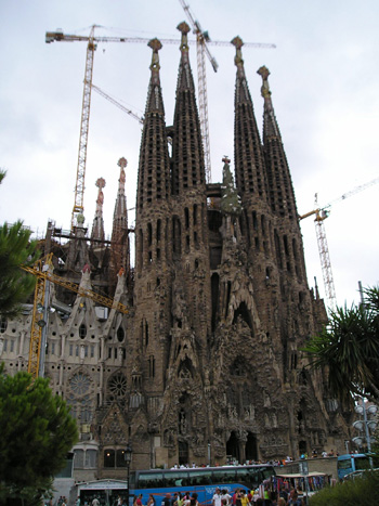 "Nada melhor que sair, ao acaso, de uma estação  do metrô de Barcelona e deparar com... a Sagrada Família!" (Foto: André Argollo)