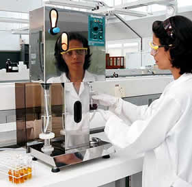 Aluna em laboratório de Saneamento Ambiental, curso criado em 2002: inserção imediata no mercado de trabalho comprova qualidade da formação