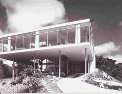 A Casa de Vidro, da arquiteta Lina Bo Bardi, em foto de 1951: os modernistas preservaram o barroco e o moderno (Foto: Arquivo Lina Bo Bardi)
