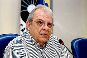 O chefe de Gabinete, professor JosÃ© Ranali, detalha estudo na sala do Consu (Foto: AntÃ´nio Scarpinetti)