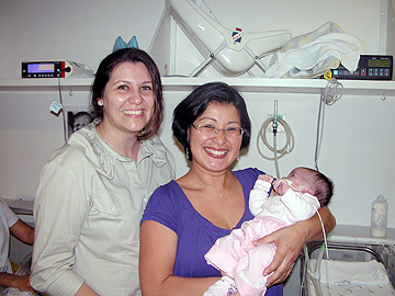 Sandra Locatelli, Mônica Tsuruda e Mariana: menina passou por duas cirurgias (Foto:Divulgação)