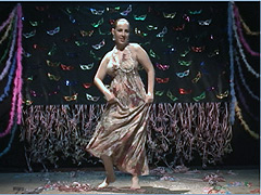 Régia Alvarez em coreografia concebida por ela no Instituto de Artes (Fotos: Divulgação)