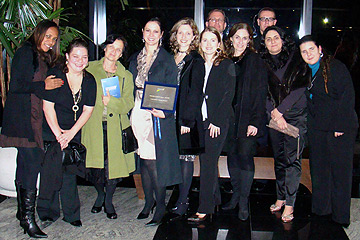 A equipe que trabalha no projeto recebe o prêmio em cerimônia realizada em São Paulo (Foto: Divulgação)