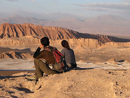 Turistas no deserto do Atacama, no Chile: para Heloísa Bruhns, “percebemos na busca pela natureza a influência mais surda, porém mais profunda, de um mundo em crise, inquietante e instável, tomado por abalos brutais e animado por mudanças rápidas” (Foto: Heloísa Turini Bruhns)