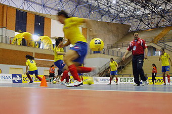 Jogadoras colombianas se exercitam antes de partida válida pelo III Campeonato Sul-Americano de Futsal, realizado no início de setembro na Unicamp (Foto: Antonio Scarpinetti)