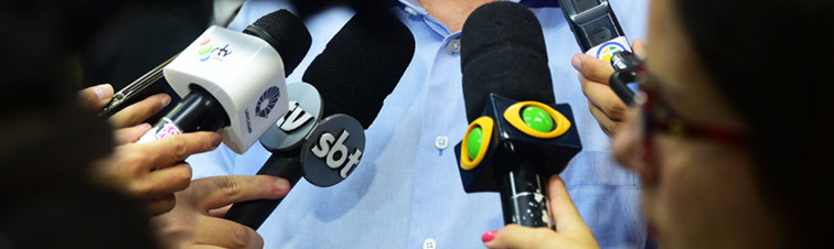 The microphones of the press teams are in focus