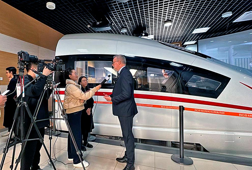 O reitor Antonio Meirelles durante entrevista no Laboratório do trem de alta velocidade do BJTU 