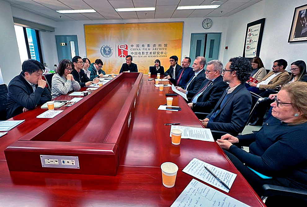 Grupo da Unicamp durante reunião no China Film Archive; ideia é promover um festival de filmes chineses no segundo semestre 