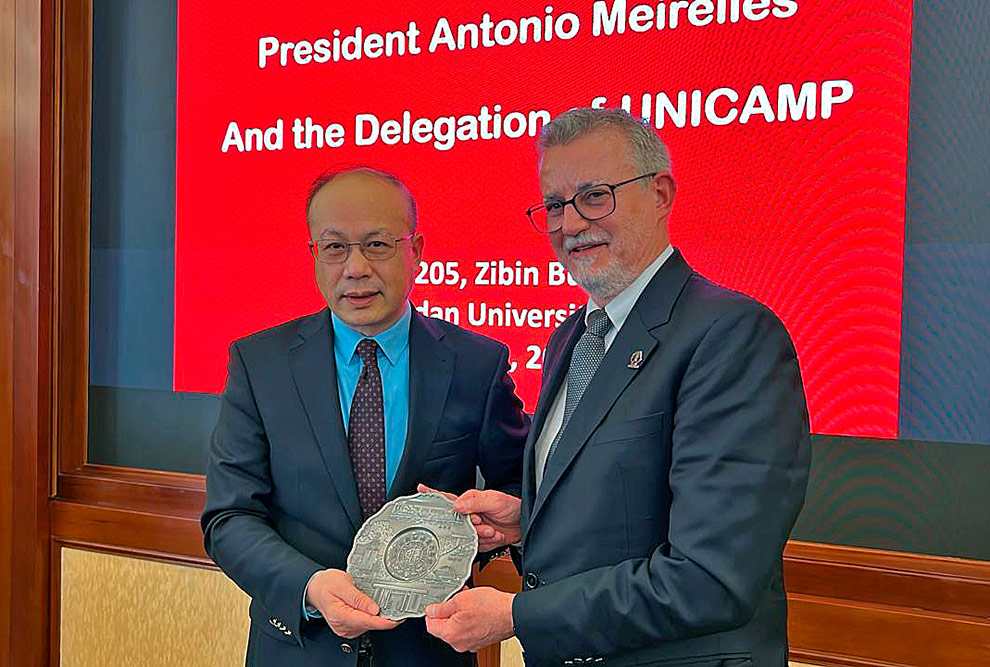 O reitor Antonio Meirelles (à direita) ao ser recebido pelo vice-reitor da Fundan University Chen Zhimin 
